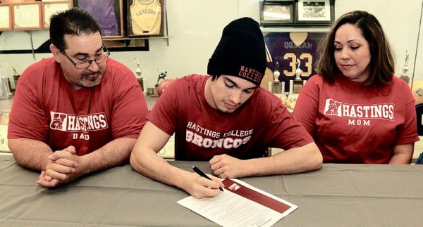 Sebastian Macedo signs letter of intent flanked by Mom Kathryn and Father, Jim